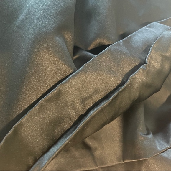 Stunning Little Black Dress - Picture 4 of 5